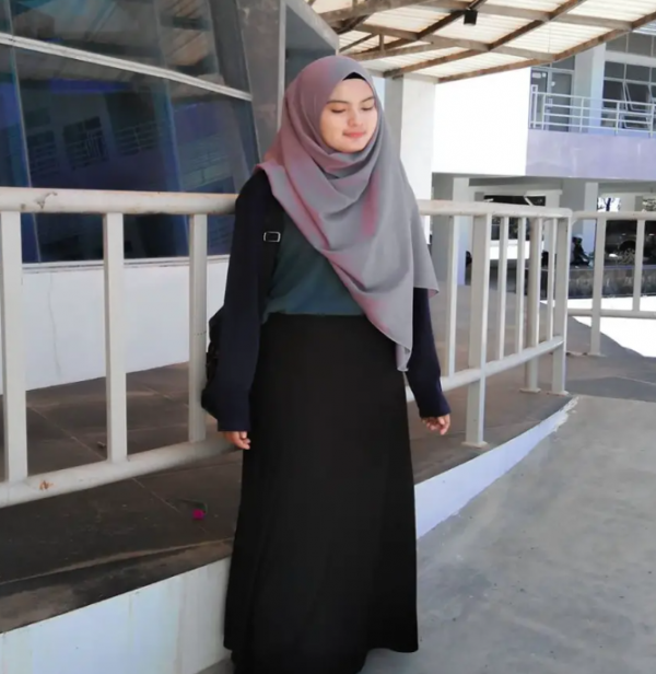 Hijab syar'i dengan warna bold dan kontras